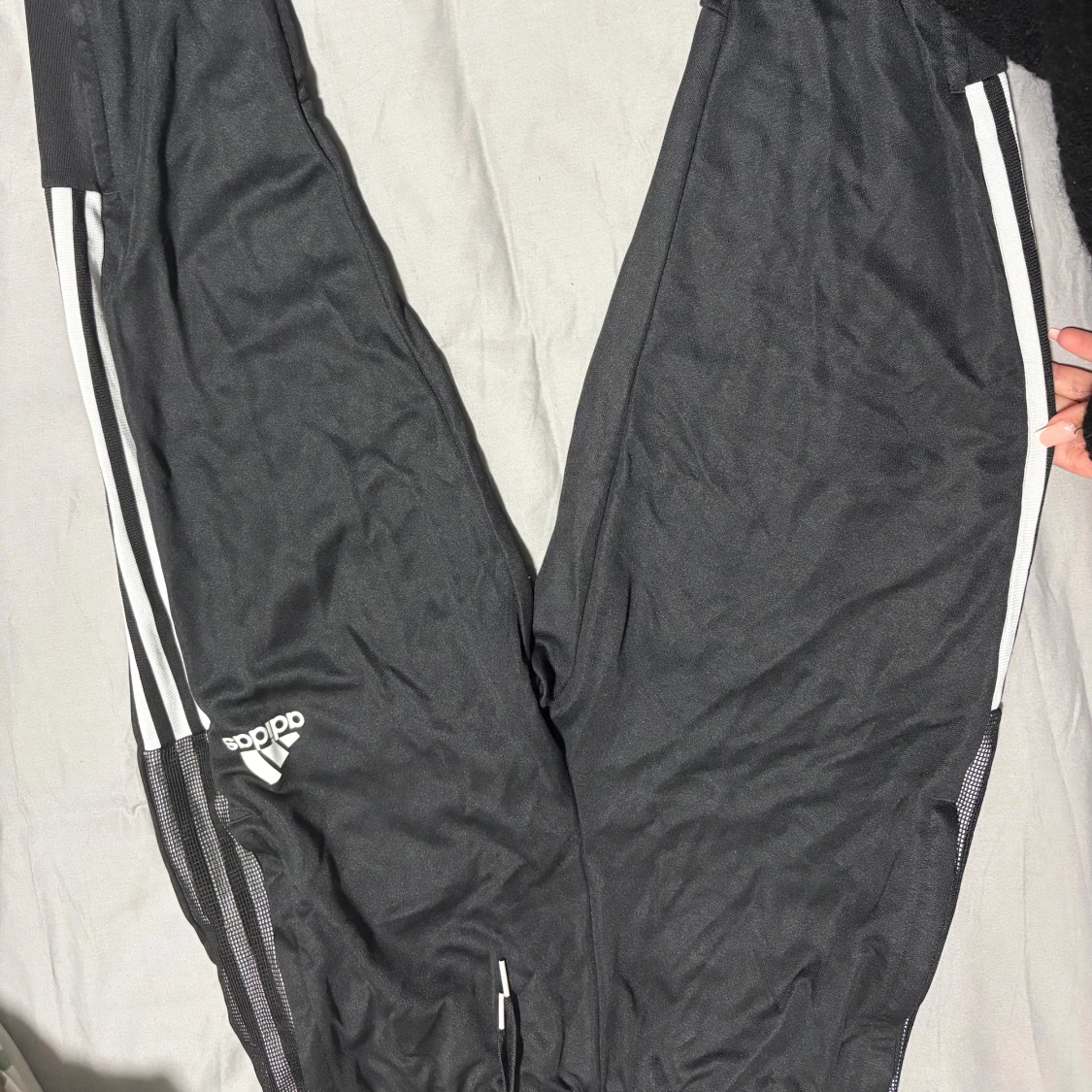 Svarta Adidas träningsbyxor med ränder