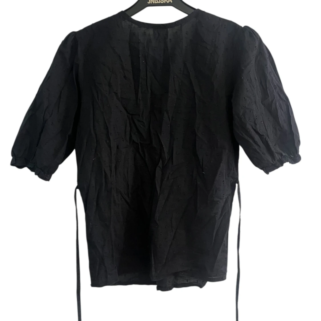 Svart blus med spets och puffärm - 1