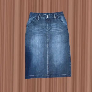 Jeans skjol - Stretchy, passar bäst M/L. I en 2000s model! 