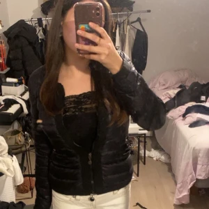 Tunn Moncler dunjacka - Har tecken på användning och små slitningar på dragkedjan. Storlek 2/m.