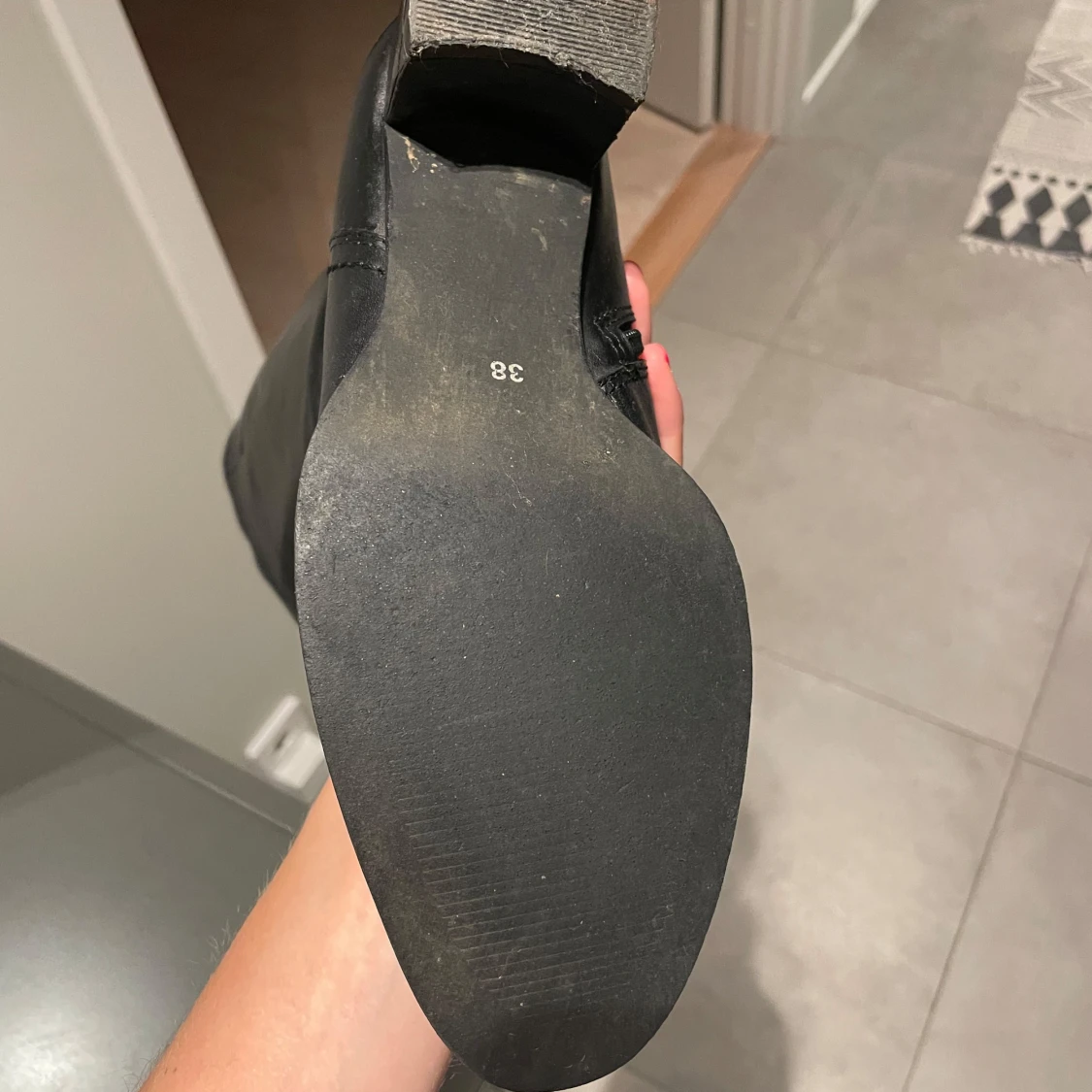 Svarta höga stövlar i skinn - 1