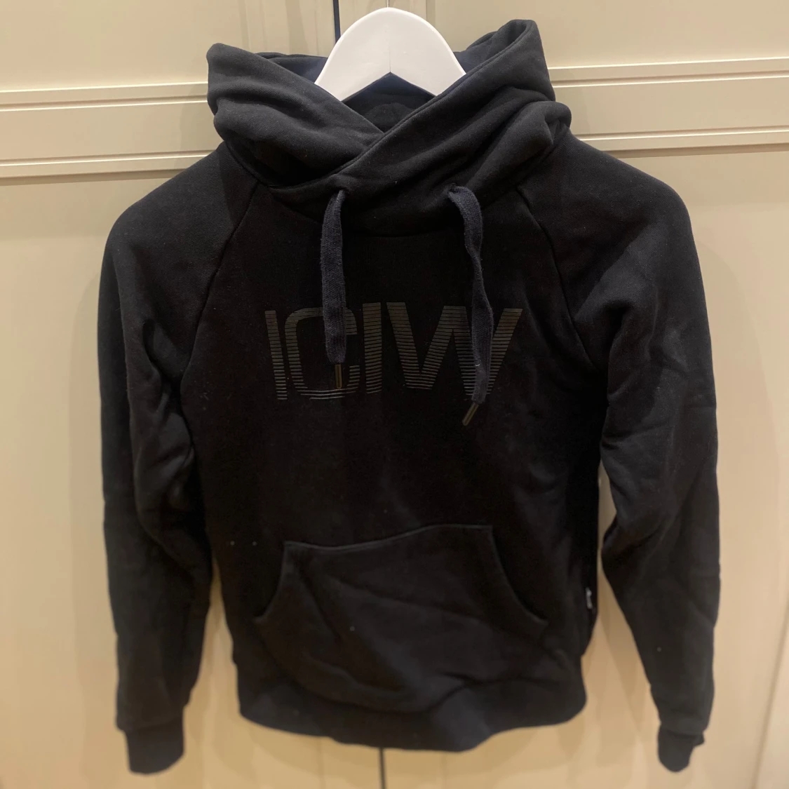 Svart hoodie från ICANIWILL