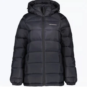 Svart dunjacka Peak Performance - Säljer min vinterjacka då den inte kommer till användning, den är otroligt varm och skön 🥰 Använde kanske 10 gånger i vintras och den har inga täcken på användning.  Nypris 4199, pris går ev att diskutera