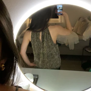 Fest topp - Superfin glittrig fest topp🤩 Storlek 36 o passar mig som har XS. Går att knyta i bak💕