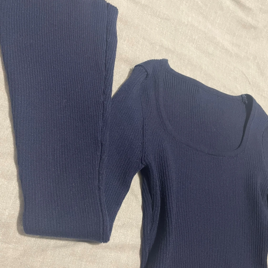 Mörkblå ribbad stickad tröja - 1