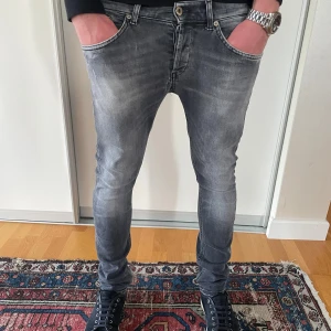 Grå dondup George jeans med slitningar  - Säljer ett par grå dondup George jeans med slitningar, storleken är 31 och modellen är ca 180cm lång. Nypris är ca 4000kr, mitt pris är 999! Hör av dig vid funderingar!