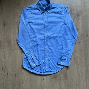 Ralph Lauren skjorta - Fint skick, normalstor S. Hör av er om ni har frågor