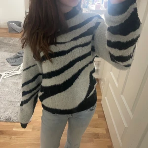 stickad tröja, ONLY - Mysig stickad tröja från ONLY med svartvitt zebramönster, sitter som en XS 🥰❣️