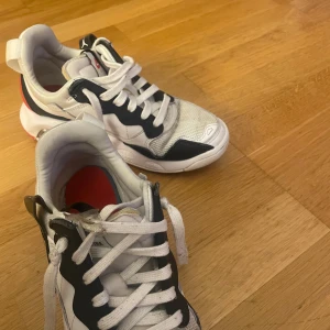 Nike Air Jordan sneakers vit/svart/röd - Köpt för 1600