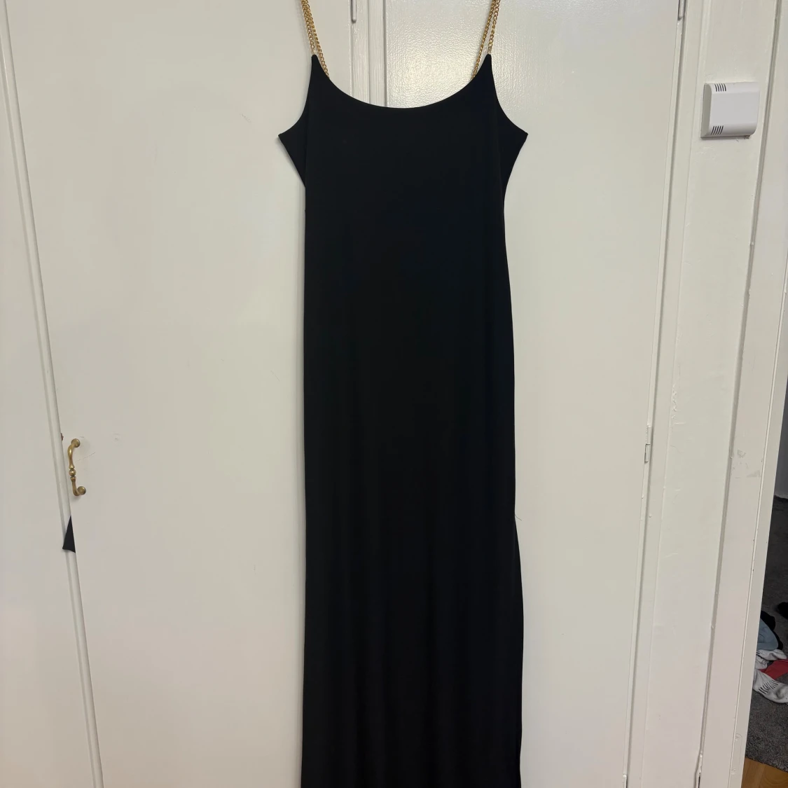 Svart långklänning med guldkedjor Vero Moda