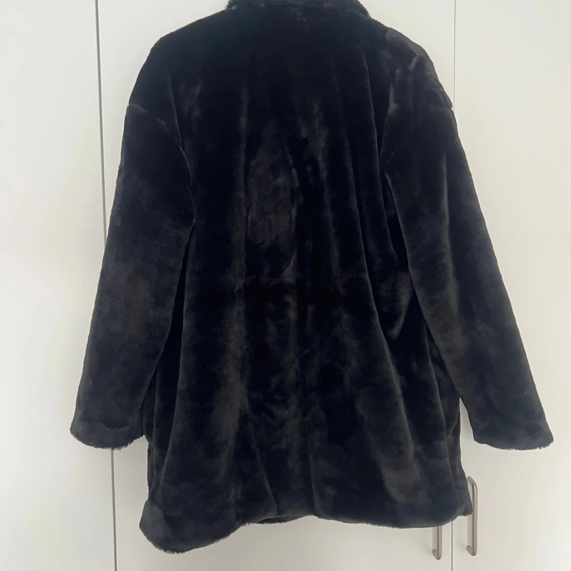 Svart pälsjacka från rut&circle - 2