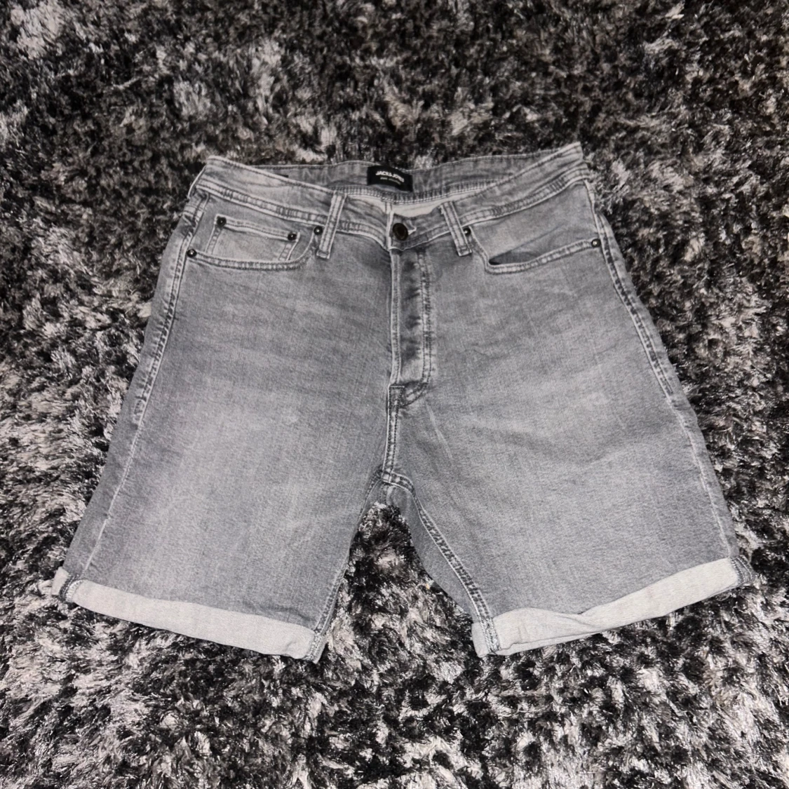 Grå jeansshorts från Jack & Jones - 2
