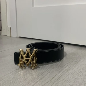 Amiri bälte - Svart bälte med ett guldigt amiri logo. Knappt använd. (Pris kan diskuteras)