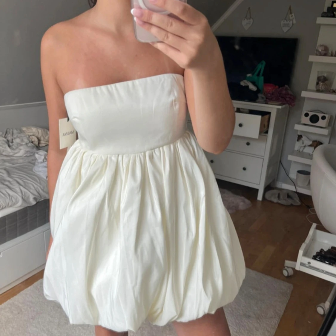 Vit axelbandslös kortklänning från Malina