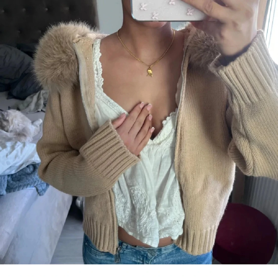 Beige stickad jacka med fuskpäls - 90