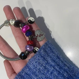 Fina armband med charms  - Fina armband med många charms på! Väldigt snygga 💖