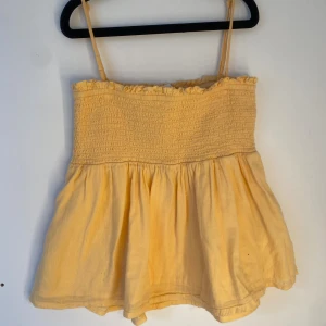 Gul top från Gina Tricot  -  Gul topp från Gina Tricot perfekt till sommaren!☀️