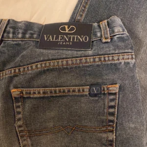 Valentino Jeans - Säljer dessa gamla jeans eftersom jag inte tycker om de längre. De har ett litet hål där bak, kan skicka bild vid intresse!
