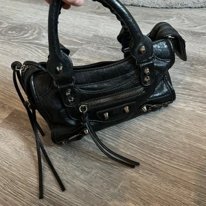 Svart läderväska - Superfin svart skinnväska☺️Snygga detaljer, är i jättebra bra skick inuti och i övrigt förutom en liten skada på ena hantaget, men som jag inte tycker märks av🥰Pris går att diskutera vid snabb affär!