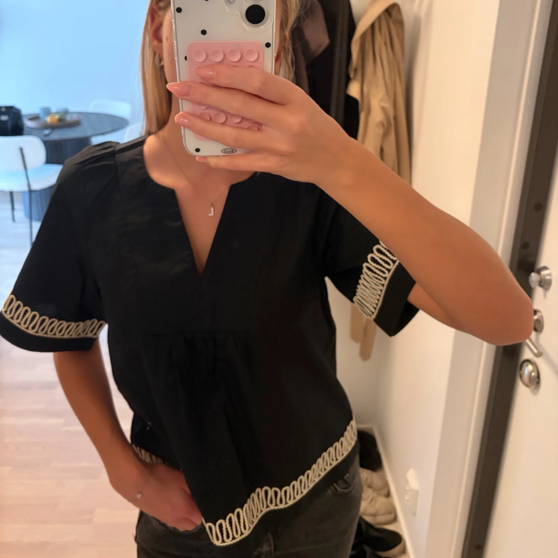 Svart blus med vit broderad kant - 1