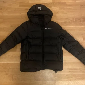 Sail Racing jacka - Varm och skön Sail Racing jacka, i mycket gott skick. Perfekt nu till höst och vinter. Storlek Medium. Nypris 3000 kr