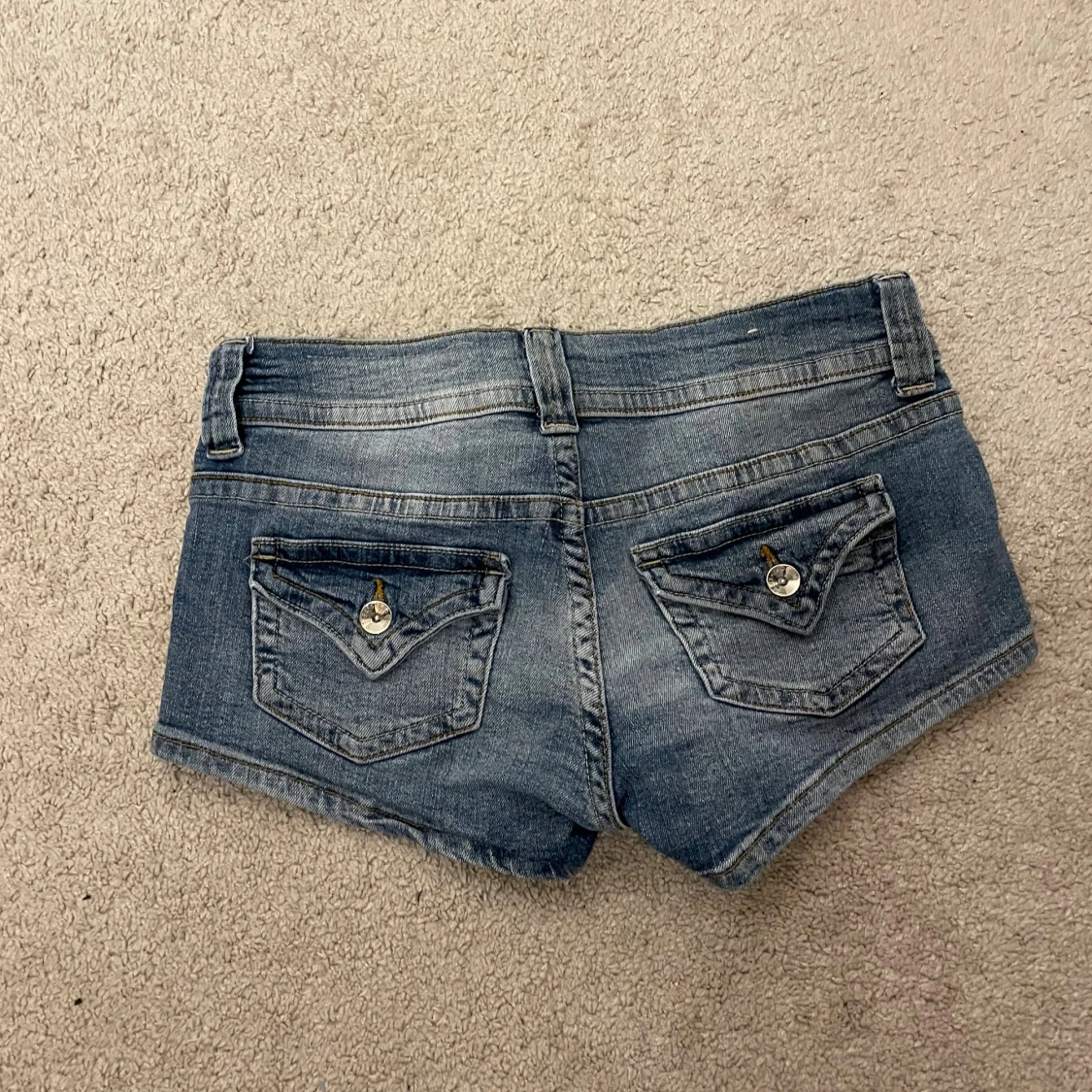 Lågmidjade jeansshorts i blå denim - 3