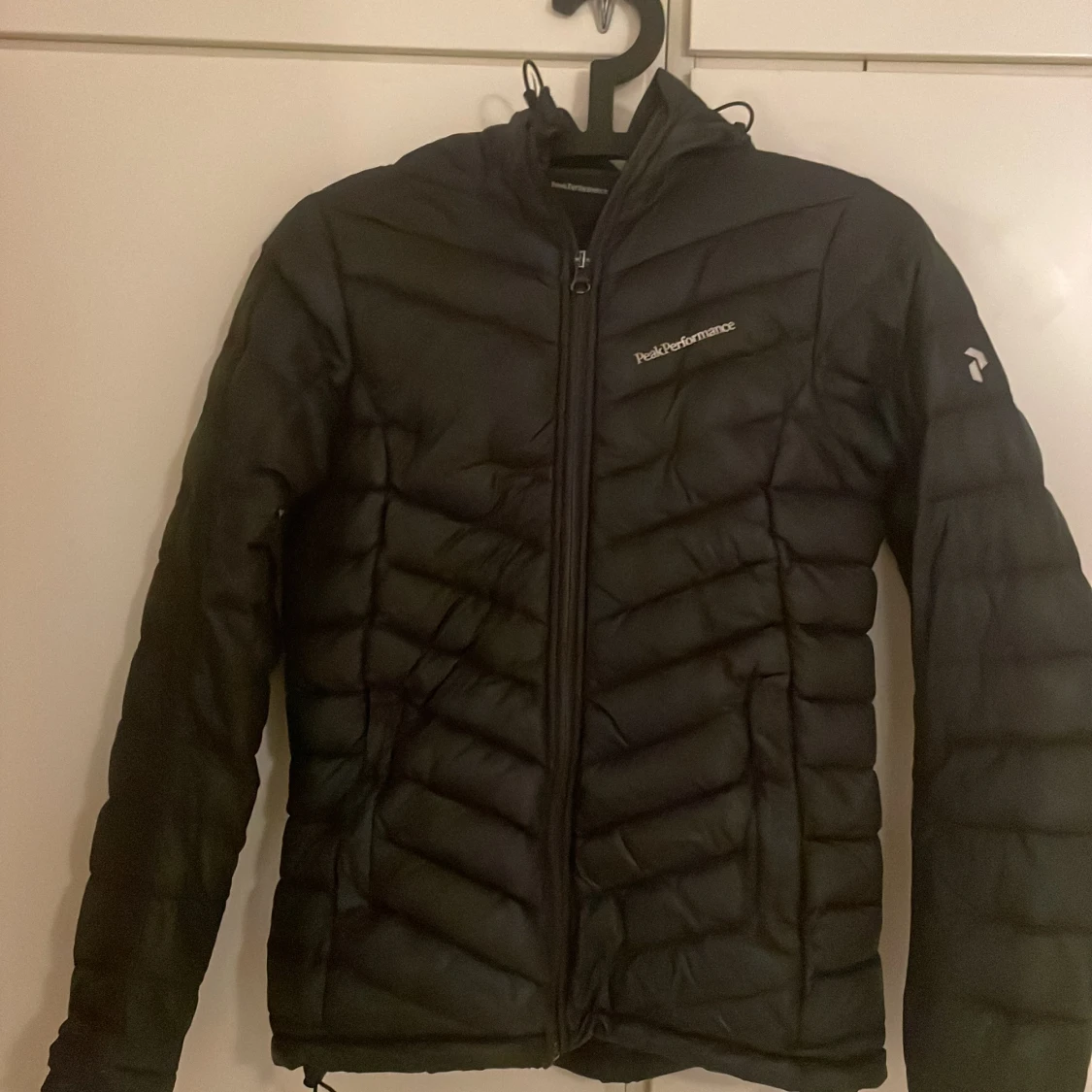 Svart dunjacka Peak Performance