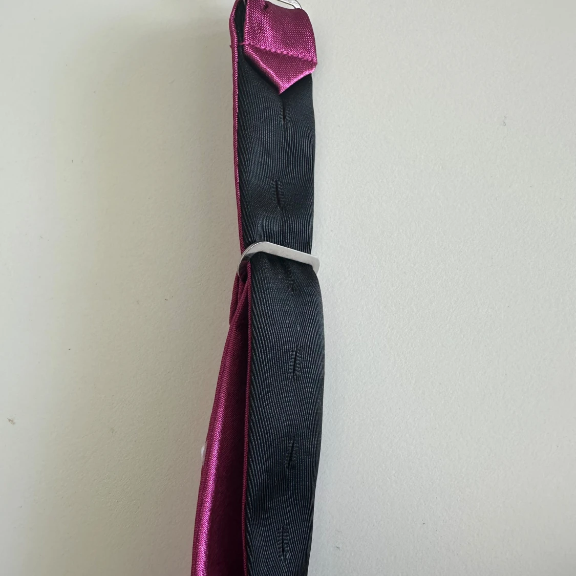 Vinröd självknuten fluga i satin - 2