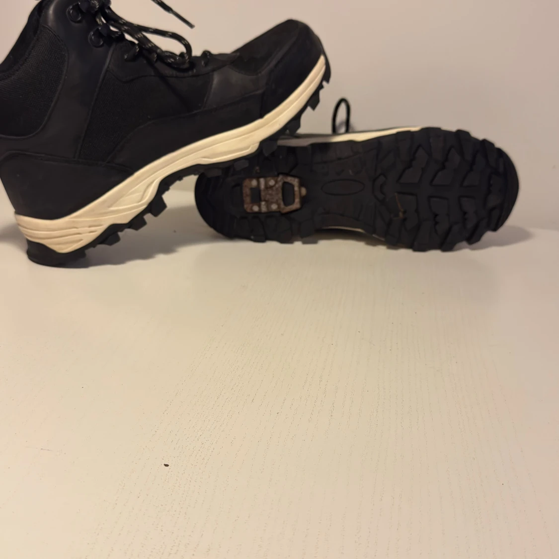 Svarta kängor med grov sula - 1