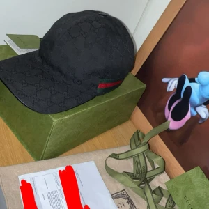 Gucci keps svart - Svart Gucci keps knappt använd vill hälst ha en begie Gucci keps i storlek xs,s och nya modellen  är uppen för byten .