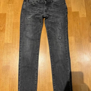 Svarta Jacob Cohen jeans - Snygga svarta jeans från Jacob Cohen med slitna detaljer framtill. Jeansen har klassisk femficksdesign, svarta sömmar och exklusiv etikett bak. Nypris ligger runt 7000kr värt pris är 649kr en sjuk steal om du frågar mig!😮‍💨💯💯 W29 L30