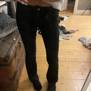 Svarta bootcut jeans  - Snygga svarta bootcut jeans från Vero Moda i strl xs/32. Mellanlåga i midjan och knappt använda. Köpta för 599kr💞