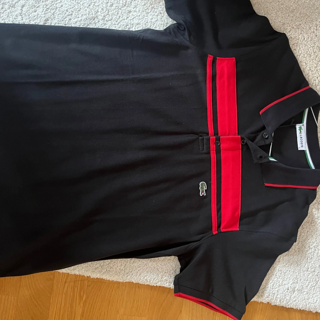 Svart och röd pikétröja Lacoste L - 1