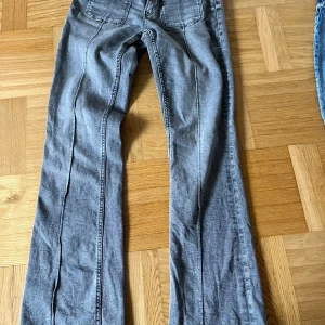 Grå bootcut jeans med fickor - Snygga grå jeans med bootcut passform och framfickor. Jeansen har en klassisk look med raka ben som blir bredare nedtill. Storlek 170