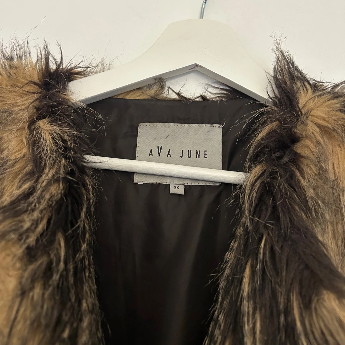 Brun pälsjacka från Ava June - 2