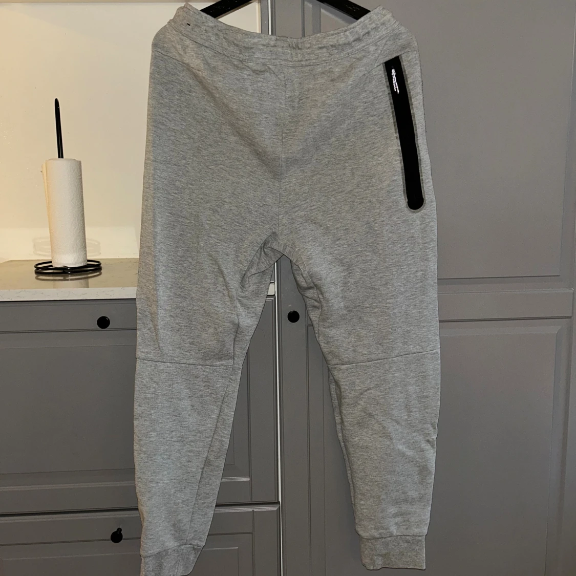 Grå mjukisbyxor från Nike, storlek M - 1