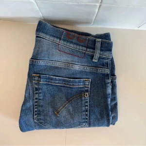 Dondup jeans  - Dondup jeans i modellen George. Storlek W30.  Bra skick, lagning gjord i skrevet av skräddare. Bara att höra av sig till oss vid minsta funderingar😁