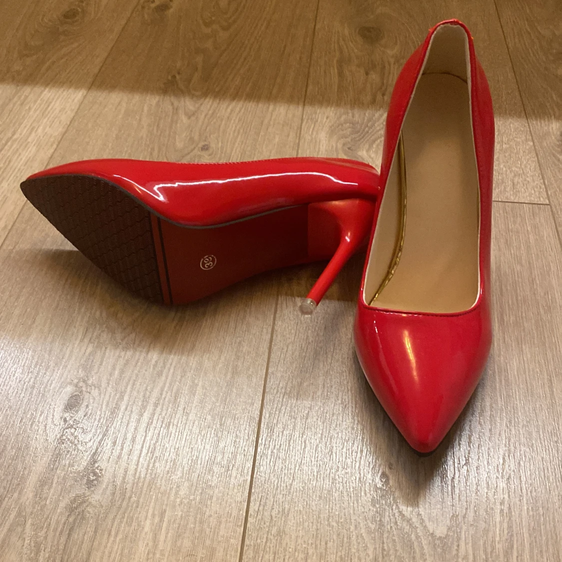 Röda pumps med spetsig tå och klack - 2