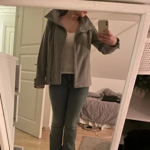 Kappa från ellos - Kort kappa från ellos i en ljusgrå färg. Aldrig använd och väldigt fint skick❤️skriv för frågor!