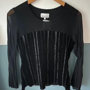 Topp! - Svart & elegant- från italienska Gabrielle La Camicia. Köpt från Juno Juno i Göteborg♠️♥️♦️Storleken upplevs som en S!