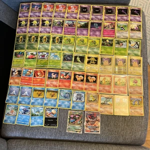 Pokémonkort samling - Stor samling Pokémonkort med många klassiska och moderna kort, inklusive holografiska och sällsynta kort som M Venusaur EX och Incineroar GX. Perfekt för dig som vill börja samla eller utöka din samling! Färgglada motiv och populära Pokémon – ett måste för fans.
