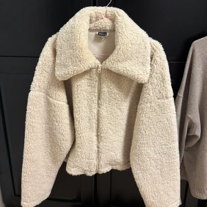 Beige teddyjacka från Gina Tricot -  teddyjacka från Gina Tricot. Storlek L 