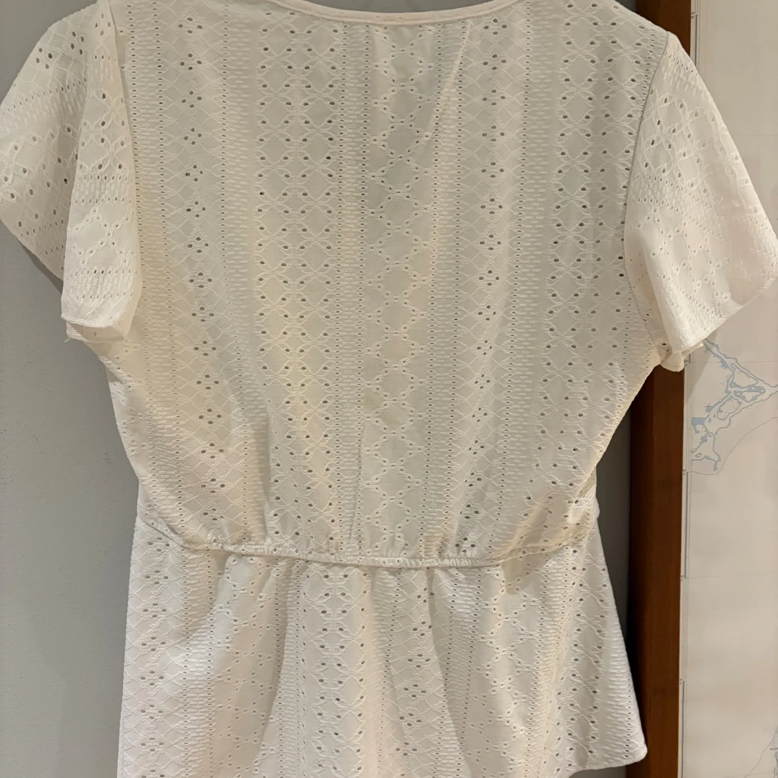 Vit spetsblus med v-ringning - 2