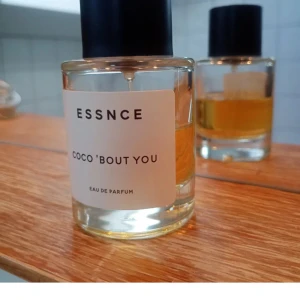 ESSNCE Coco 'Bout You parfym - Essnce parfym Coco bout you 50 ml flaska. Drygt 50% kvar av den. heart Toppnoter: Ananas Kokos Pistage Hjärtnoter: Piña colada Kokosgrädde Heliotrop Tiaréblomma  Basnoter: Vanilj Karamell Mysk.                           Väldigt fräsch modern söt doft. Räcker bara med ett sprutt för att kännas överallt. För dig som älskar kokos doft. Original pris 360 kr