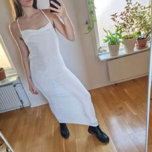 Vit, skir långklänning - Vit gorgeous långklänning i lätt glansigt tyg. Draperad halsringning och knytning från axelbanden och 2 band på sidan. Jag har gjort en superenkel knytning på bilden, men det går att göra snyggare 😍 den är väldigt skir, så man bör vara bekväm med det. Jag har redigerat ut nipples och trosor ur bilden. Zooma in på naveln/benen för att se hur genomsläppande tyget är. Ursnygg på dock om man känner sig bekväm med ett par snygga underkläder som syns igenom! 🐆👠💄