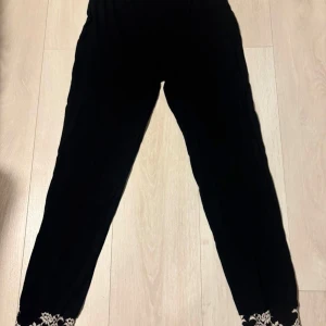 Intimissimi pyjamasbyxor - Säljer mina jättefina pyjamasbyxor från intimissimi. Använt en gång då jag köpte fel modell💕Storleken är S. Nypris 439. Pris kan diskuteras.