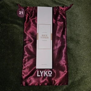 I'm From Rice Toner 150ml - I'm From Rice Toner är en hudtoner som innehåller risextrakt. Den kommer i en flaska på 150ml. Denna toner kan hjälpa till att återfukta och balansera huden.  K-beauty Ord pris 449kr