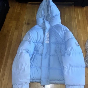 Trapstar Decoded Hooded Puffer 2.0 - Jackan är ett M, men har ett hål i insidan av jackan man märker inte ens den.
