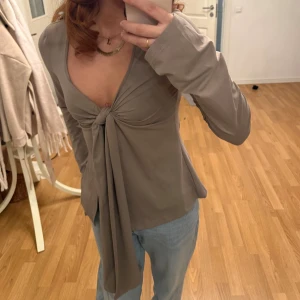 Beige/grå omlottopp med knyt framtill - Jätte fin men kommer inte till användning längre 