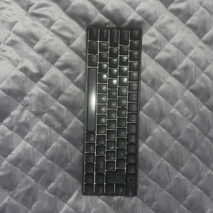 ZON Trådlöst Tangentbord - Kompakt trådlöst tangentbord från ZON med nordisk layout. Stöd för både Windows och Mac, samt 2.4G och Bluetooth-anslutning. Tangenterna är i gott skick, inga fel eller större slitage. Perfekt för både arbete och spel på språng.